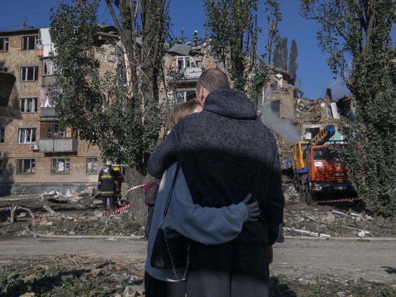 Zelenski obsodil napad na Kijev in pozval k pritisku na Rusijo, med mrtvimi tudi otroci (foto)