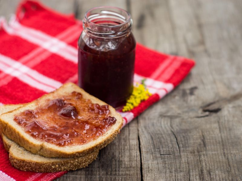 Slovenec z marmelado zastrupil dva Hrvata