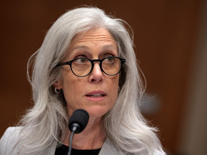 Bela hiša odpustila direktorico zdravstvenega centra, ker ni podprla politike cepljenja