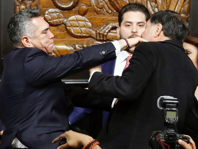 (Video) V mehiškem senatu zapele pesti