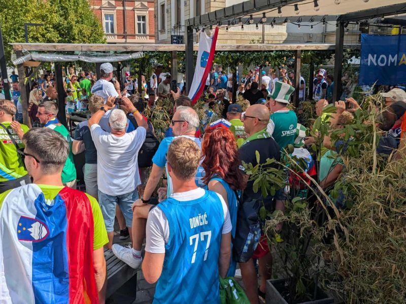 Slovenski zvezdnik takole ogreva navijače pred tekmo, prizori iz Katovic navdušijo (video)