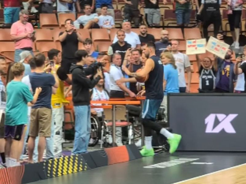 Poljski VIP gostje v Dončićevih dresih, on pa ... nor prizor pred tekmo s Francijo (video)