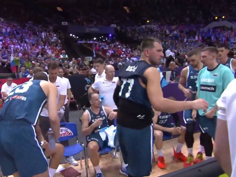 Dončić med tekmo s Francijo v roke vzel tablo, kar je sledilo, morate videti (video)