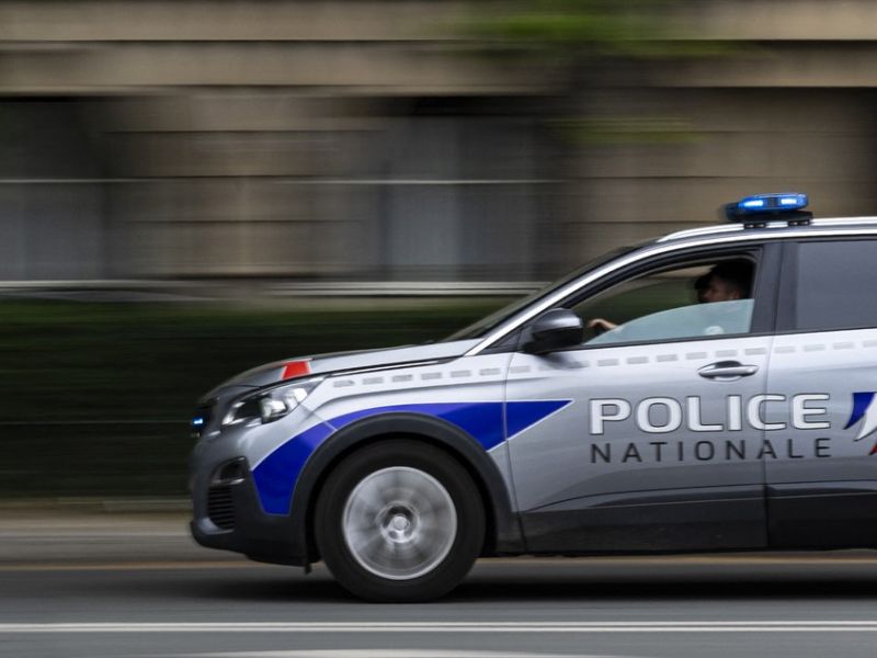 V Parizu prijeli moškega, ki je v spodnjem perilu skrival za deset milijonov evrov nakita