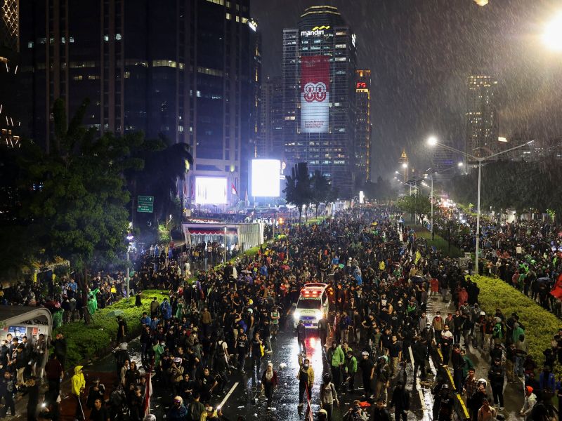 Indonezijski poslanci z bajnimi dodatki, ulice v ognju, šest smrtnih žrtev