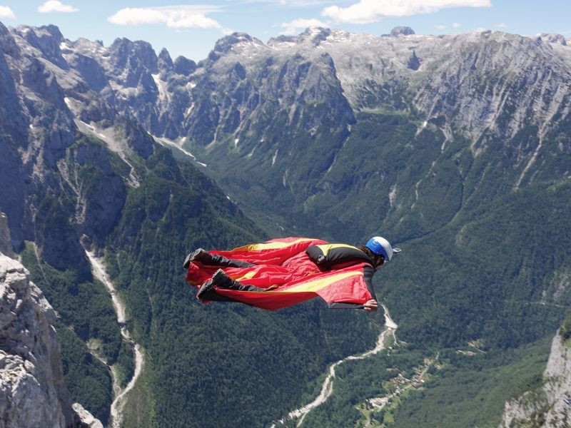 Na Mangartu umrl brazilski padalec med skokom z wingsuit padalom