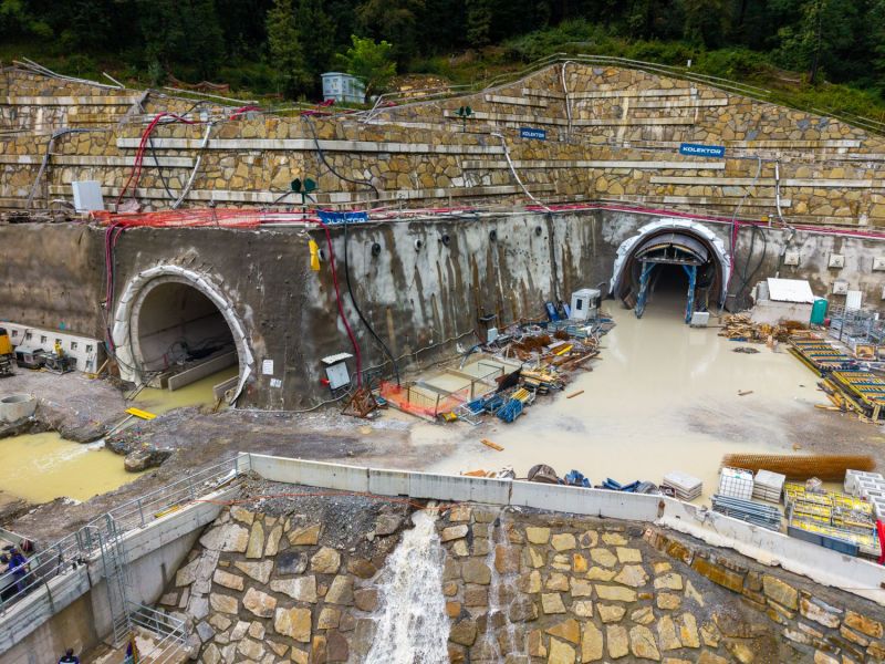 Neurja povzročila ogromno škodo na najbolj kritičnem del trase drugega tira (foto)