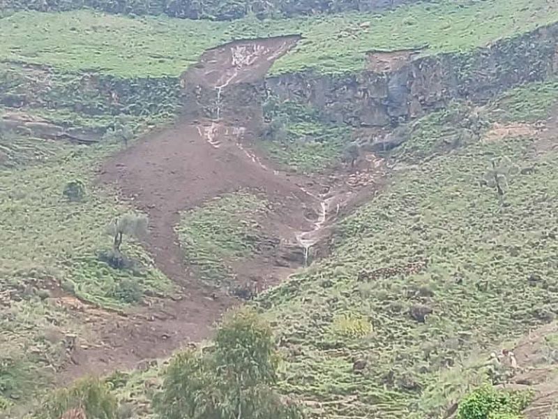 Zemeljski plaz pod seboj pokopal več kot tisoč ljudi (foto in video)