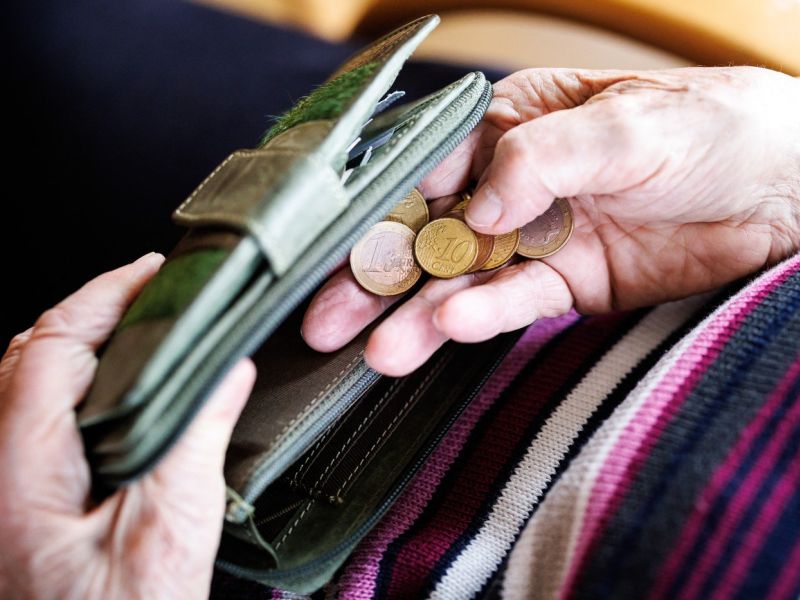 Vlada zvišala dodatek za upokojence, po novem bodo prejeli toliko