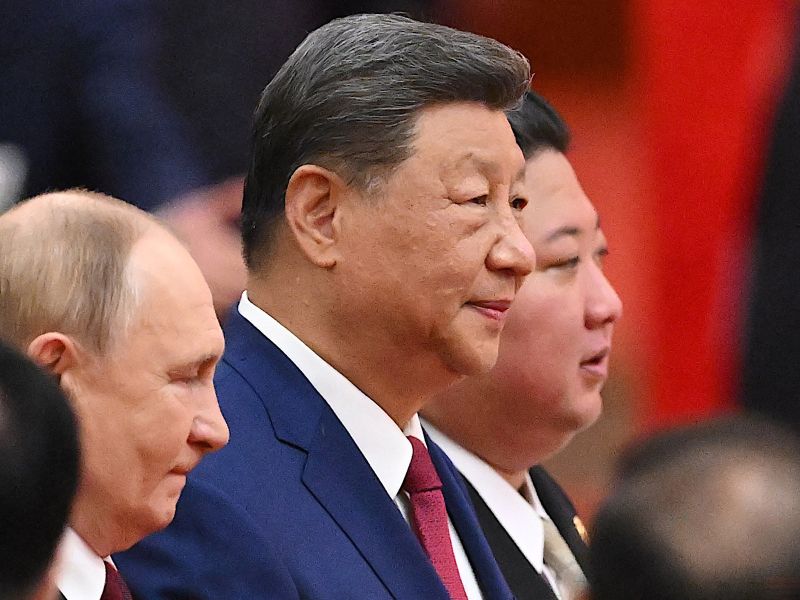 Xi ob boku Putina, Kima in gore orožja (foto)