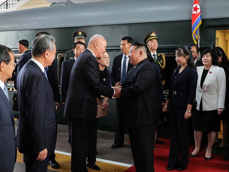 Kim Jong-un predstavil skrivnostno hčer kot prihodnjo voditeljico Severne Koreje?