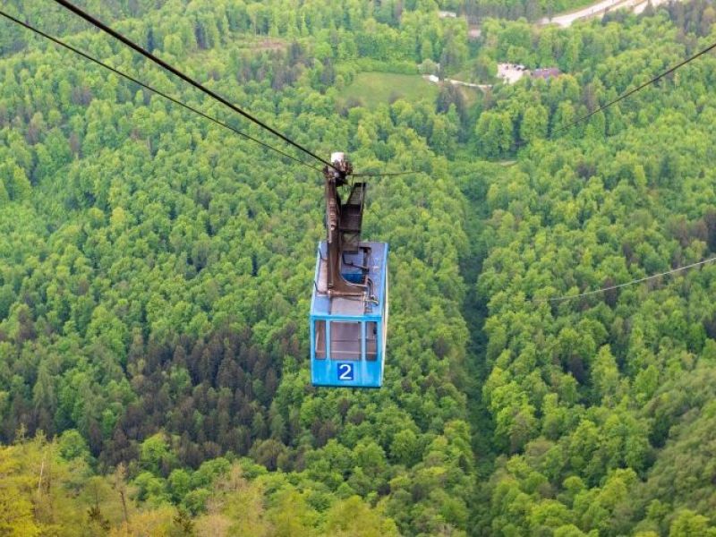 Udar strele: nihalka na Veliko planino zaustavljena, 250 obiskovalcev v dolino z avtobusi