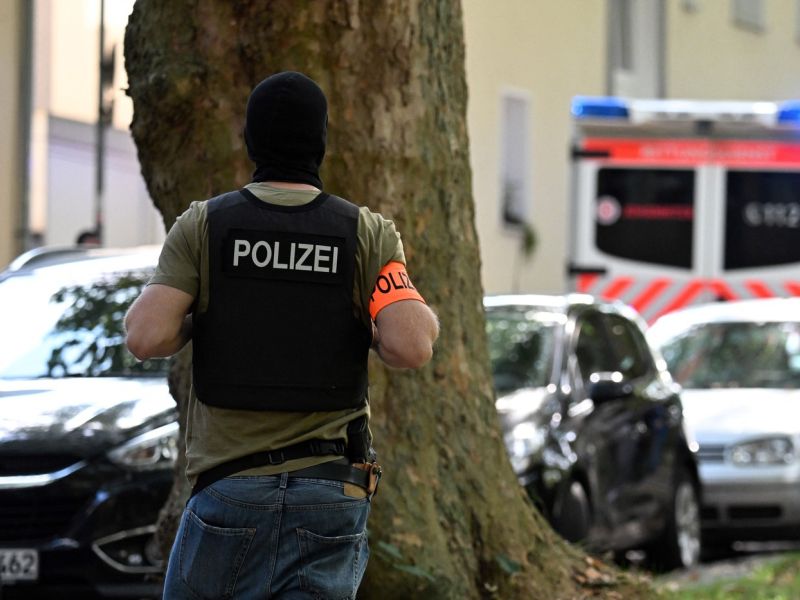 V Essnu dijak zabodel učiteljico, policija je pri aretaciji uporabila strelno orožje