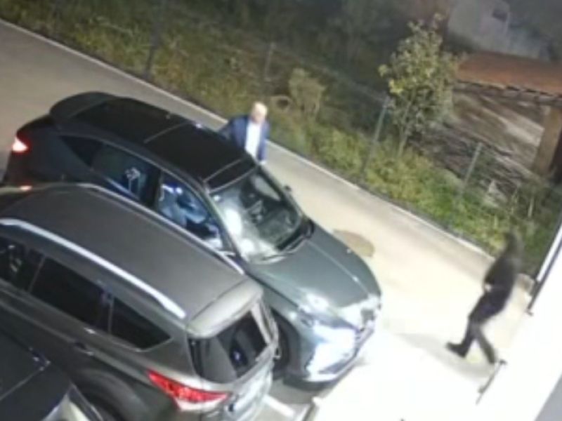 Bosanskega poslanca pred domom napadla neznanca (video)