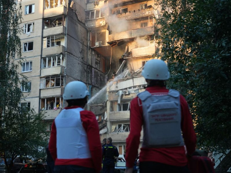 V največjem ruskem napadu na Ukrajino poškodovan sedež vlade