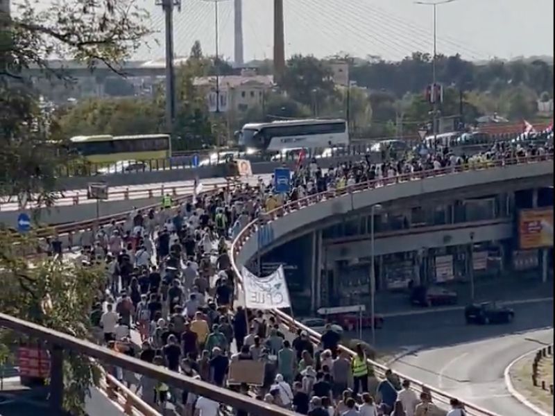 Študenti v Beogradu znova na ulicah (video)