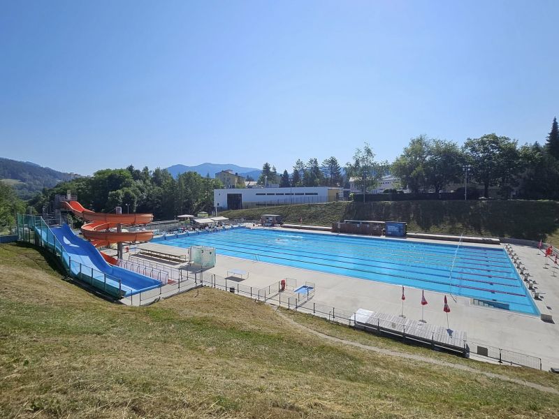 Računsko sodišče opozorilo občino Ravne na pomanjkljivosti pri obnovi letnega bazena