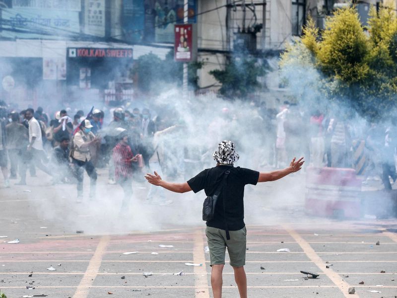 V protestih mladih v Nepalu najmanj 16 mrtvih (foto)