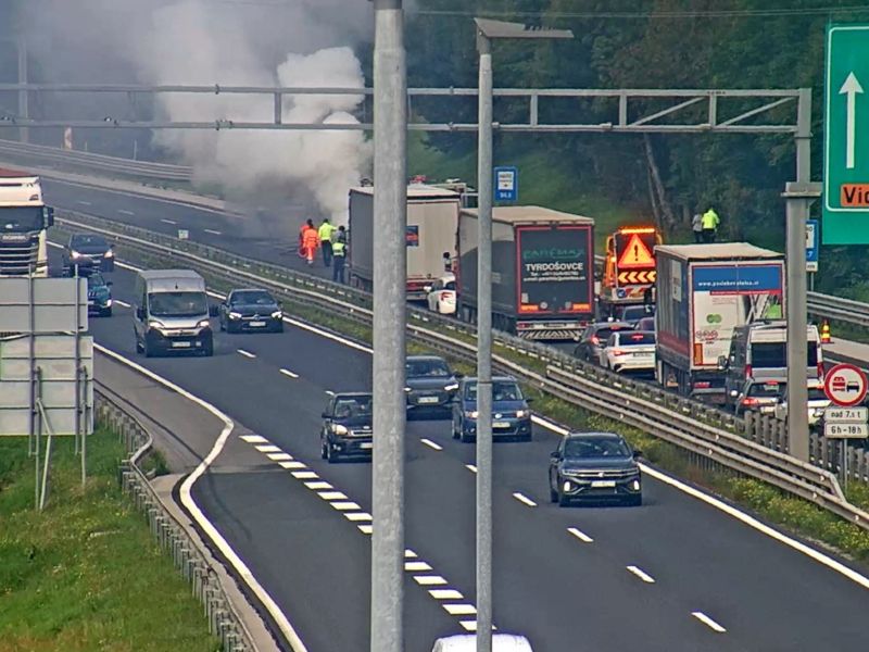 Zaprta primorska avtocesta pred Nanosom zaradi gorečega vozila
