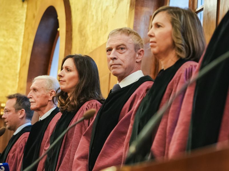 Koga bo za nova ustavna sodnika predlagala predsednica republike?