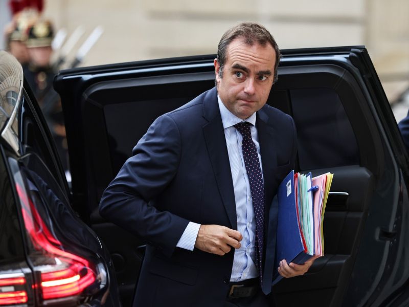 Macron za novega premierja imenoval obrambnega ministra