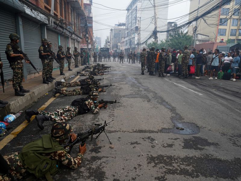 V protestih v Nepalu umrlo najmanj 30 ljudi, več kot tisoč ranjenih
