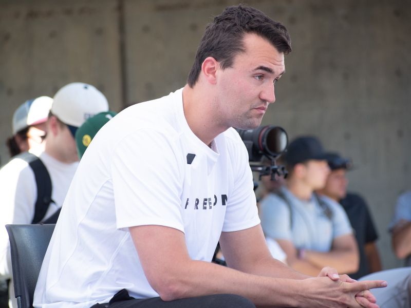 Trump po umoru Kirka kritiziral retoriko radikalne levice, storilec še vedno na begu