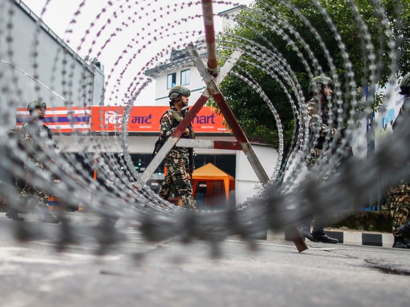 V Nepalu zaradi protestov podaljšali policijsko uro