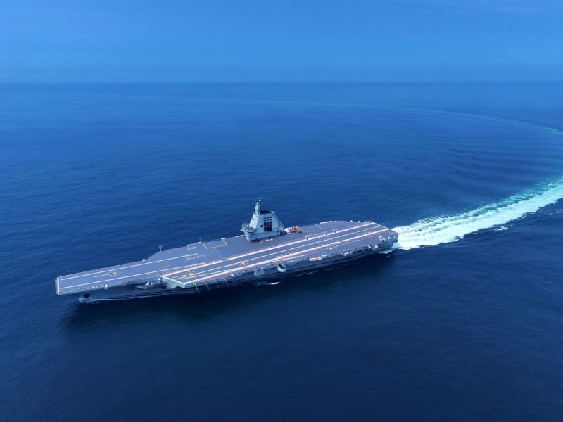 Mogočna kitajska letalonosilka prečkala Tajvansko ožino