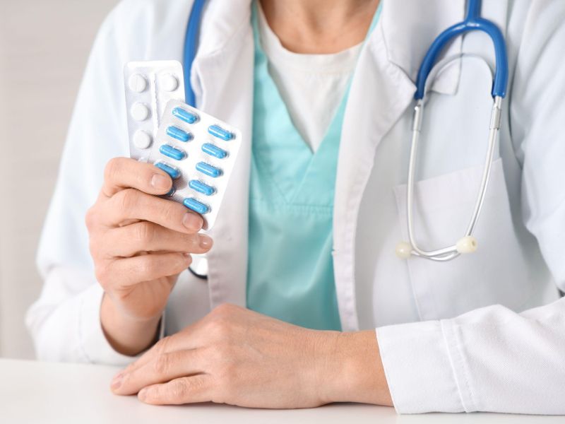 Pozor, ne nasedajte znanim zdravnikom, ki oglašujejo čudežna zdravila