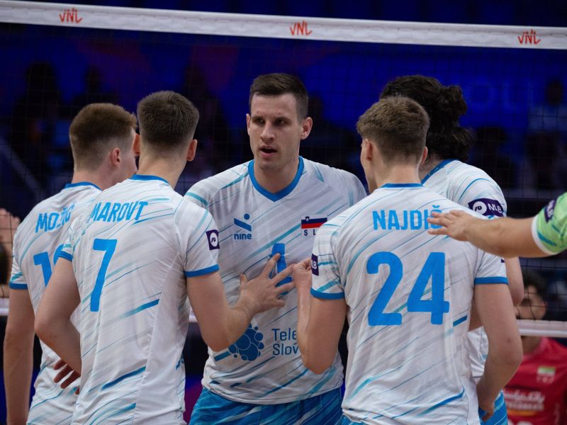 Oslabljena in pomlajena Slovenija za uvod s Čilom