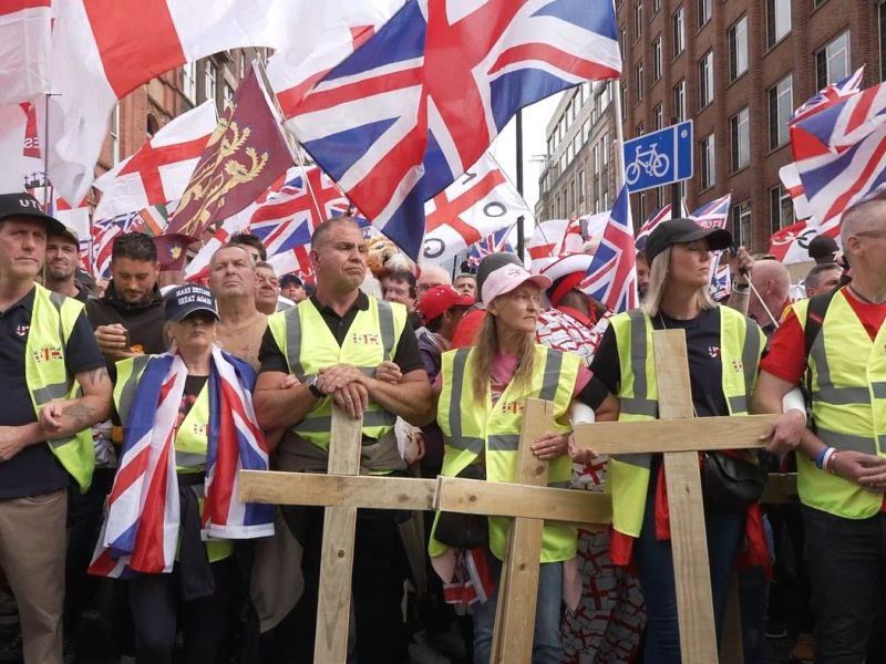 Ulice Londona zavzeli privrženci skrajno desnega aktivista