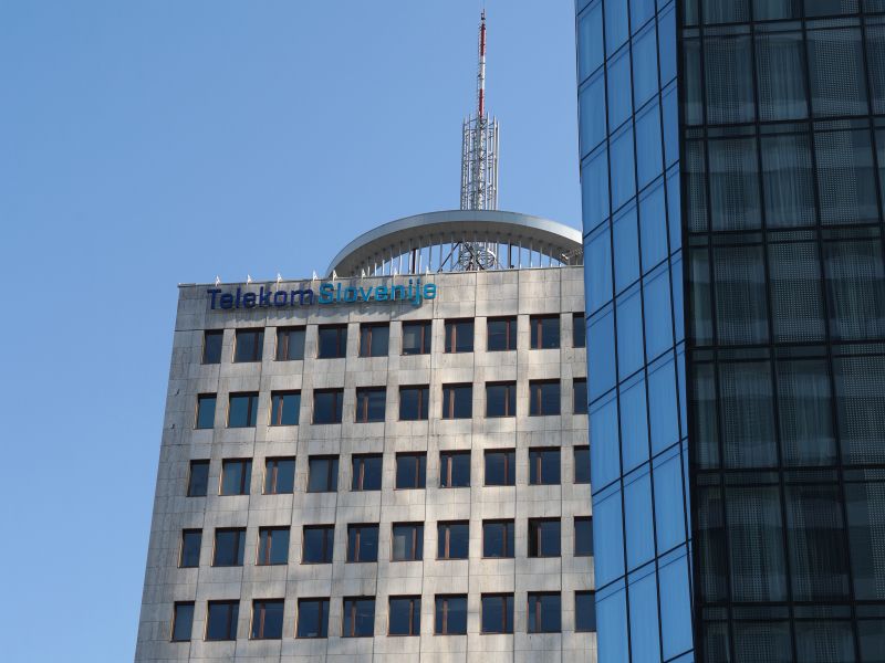 Tožba proti nekdanjima vodilnima možema Telekoma: sodišče odločilo takole