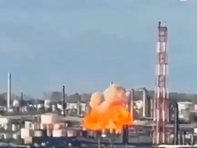 Ukrajinski droni zadeli eno največjih ruskih rafinerij, izbruhnil je obsežen požar