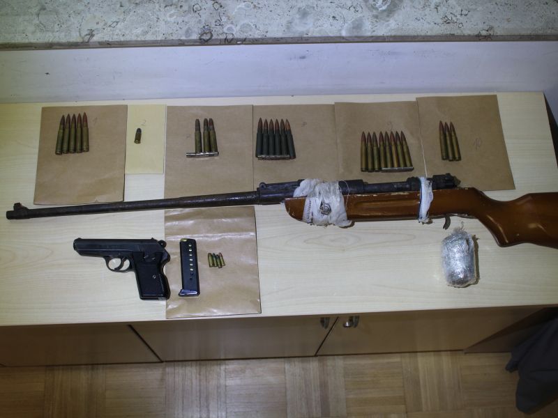 Policisti v Kočevju zaplenili drogo in orožje