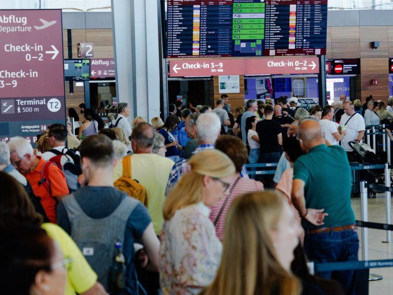 Osumljenca kibernetskih napadov na evropska letališča prijeli in izpustili