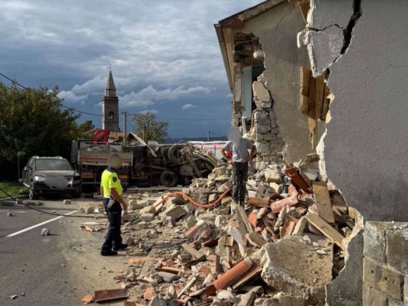 (foto) Tovornjak trčil v hišo in jo delno porušil