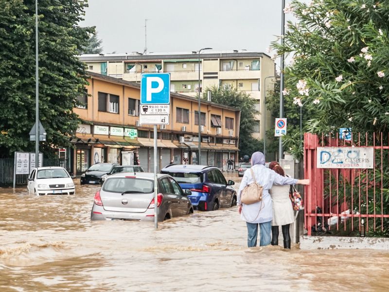 Italija v primežu padavin: ulice pod vodo, na severu iščejo turistko (foto)