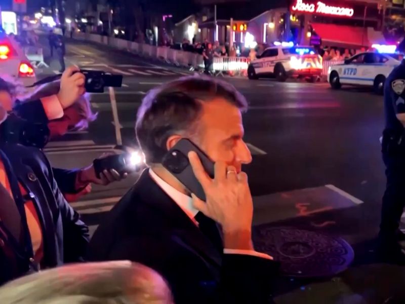 Macron zaradi Trumpa obtičal na Manhattnu (video)