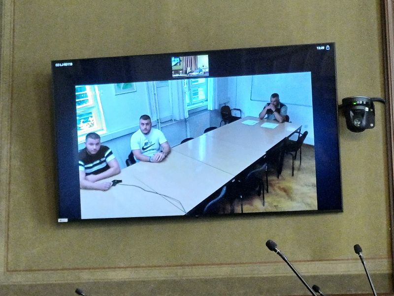 Obtožena napada na ribniškega župana Pogorelca in policistko zanikala krivdo, zahtevata visoko odškodnino