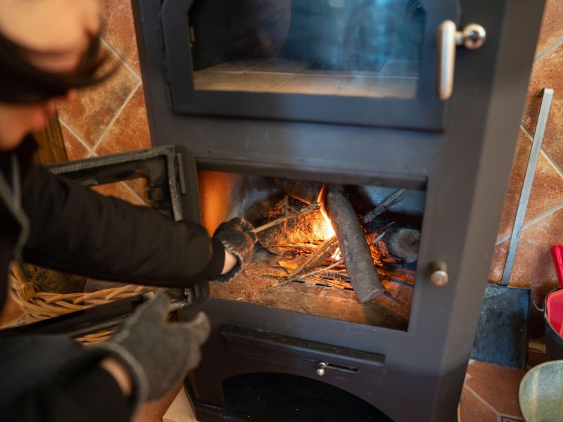 V Sloveniji se zaradi ohladitve prihodnji teden začenja kurilna sezona