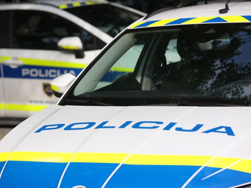 Pijan 30-letnik na Obali napadel reševalce in policistko