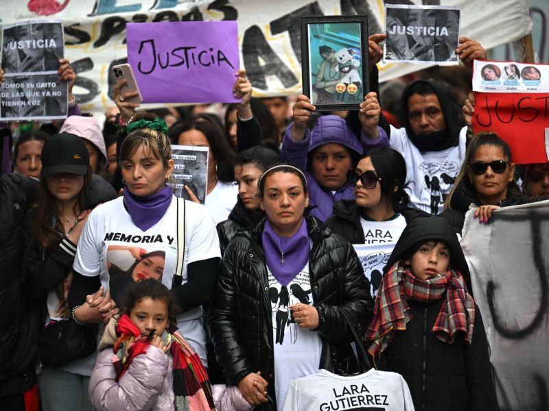 Člani tolp umorili tri dekleta, v prestolnici protest