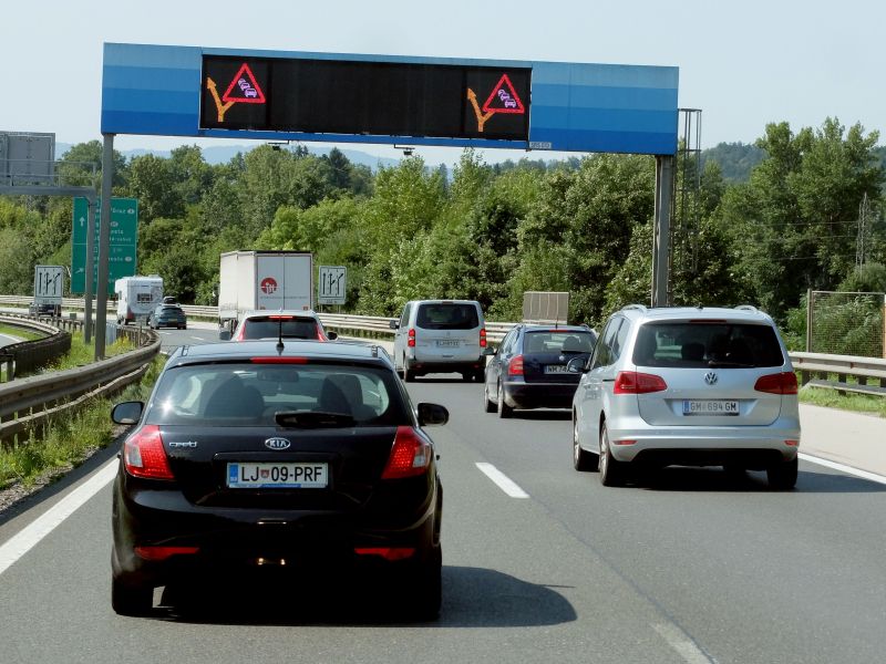 Zaradi prometne nesreče oviran promet na cesti Kranj-Golnik
