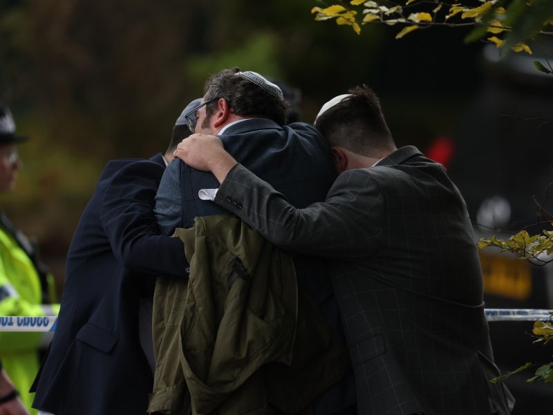 Napad pred sinagogo v Manchestru policija razglasila za terorizem