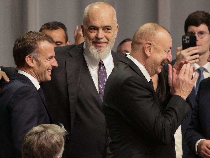 (video) Voditelji so se smejali šali na Trumpov račun