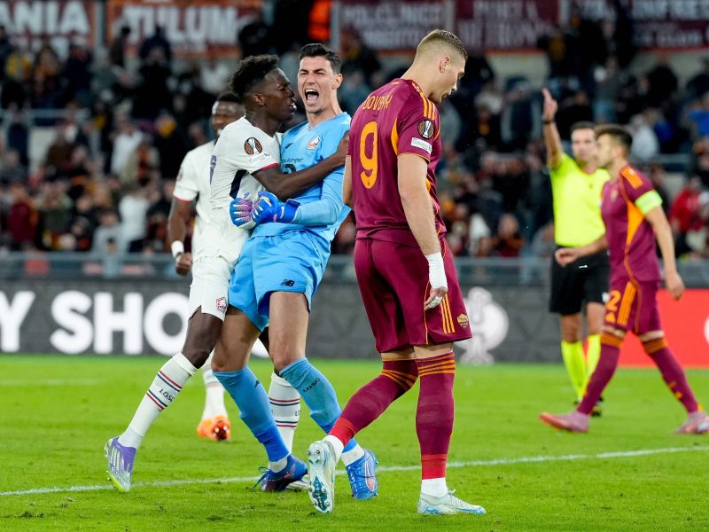 Trije penali, brez gola: komedija zmešnjav v Rimu, vratar junak (video)