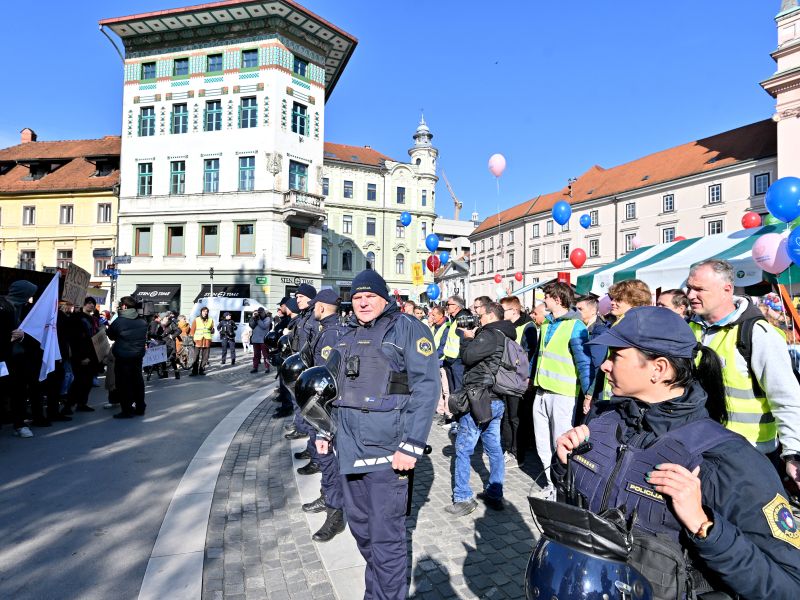 Nasprotniki in zagovorniki pravice do splava iz oči v oči, vmes policija