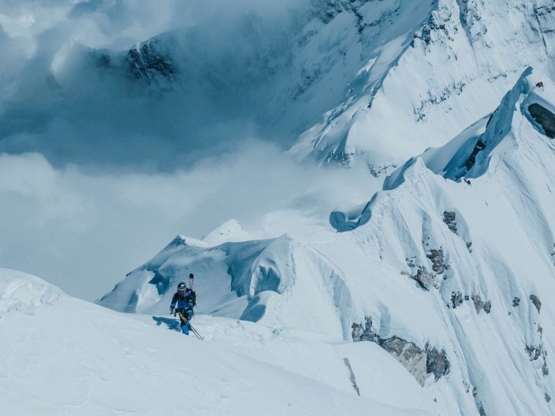 Snežni vihar: Na Mount Everest obtičalo skoraj tisoč ljudi