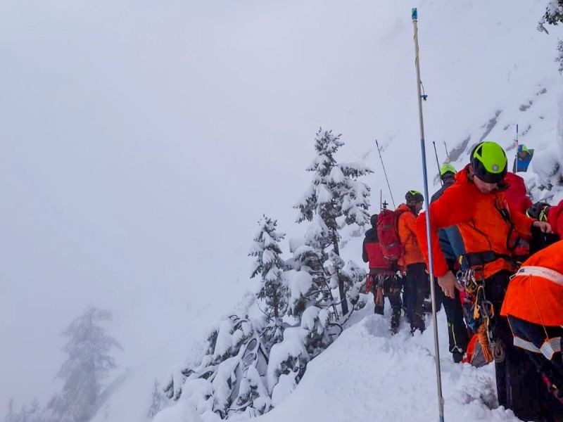 Obsežna reševalna akcija v Julijskih Alpah zaključena po snežnem plazu pod Toscem